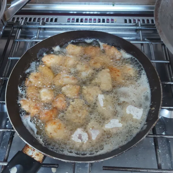 Goreng ayam hingga kecoklatan.