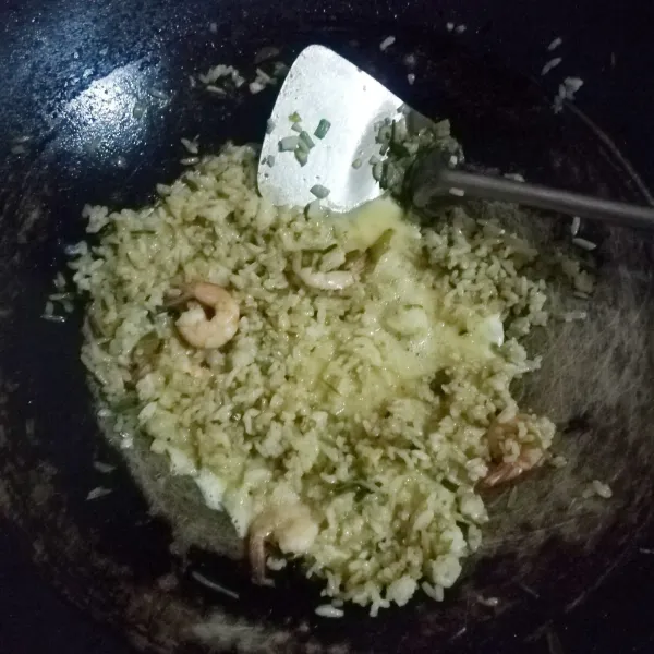 Masukkan kaldu bubuk dan kocokan telur. Kemudian aduk hingga tercampur rata.