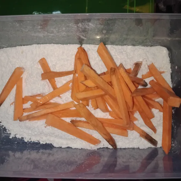 siapkan tepung terigu lalu masukkan ubi yg sudah direndam lalu balur kesemua permukaan ubi hingga tertutup tepung.