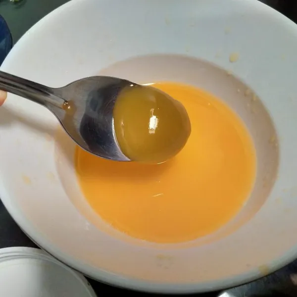 Larutkan madu dalam air perasan jeruk.
