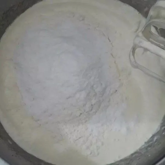 Masukan tepung terigu dan vanili, mixer sebentar saja asal rata, matikan.