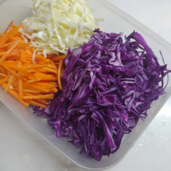 Iris tipis lembut kol ungu, kol putih dan wortel. Taruh dalam satu wadah.