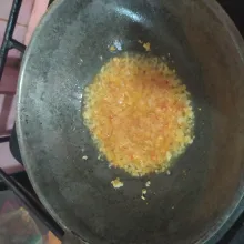 Haluskan bawang putih dan cabai rawit, lalu tumis dengan sedikit minyak.