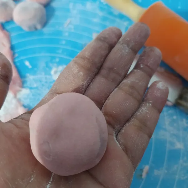 Tutup rapat mochi, kemudian gulingkan pada tepung ketan sangrai.Lalu Sajikan.