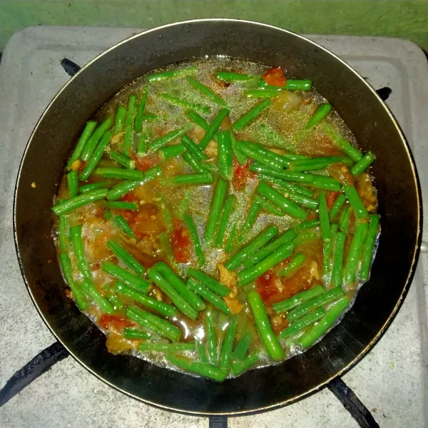 Masukkan air.