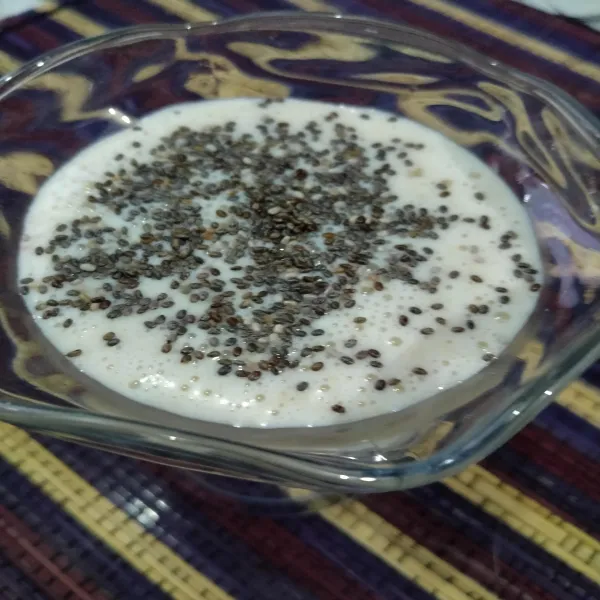 Beri taburan chia seeds, dan Banana Smoothie siap di santap.