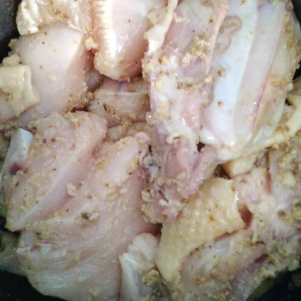 Masukan ayam yang sudah dipotong, masak hingga warnanya agak putih.