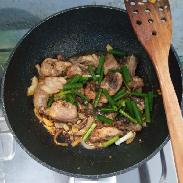 Masukkan ayam dan daun bawang. Aduk rata. Angkat dan sajikan.