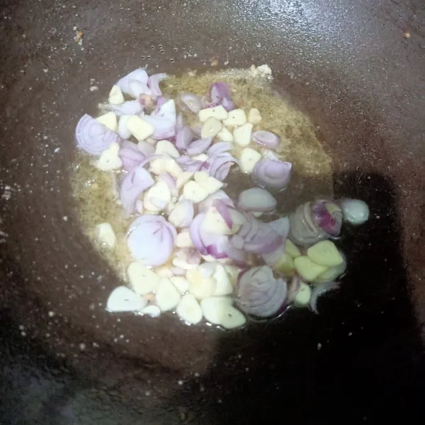 Siapkan wajan lalu beri minyak goreng sedikit. Setelah panas minyak lalu masukan irisan bawang sampai tercium harum
