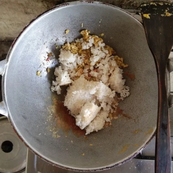 Masukkan nasi dan aduk hingga rata (Ps; pada saat nasi di masukkan kedalam penggorengan matikan kompor terlebih dahulu agar nasi goreng tidak gosong dan menempel di wajan penggorengan).
