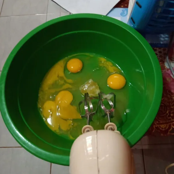 Mixer telur dan gula hingga putih dan berjejak.
