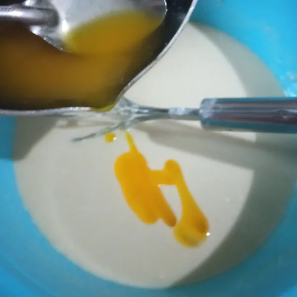 Masukkan margarin yang sudah dicairkan, aduk rata.