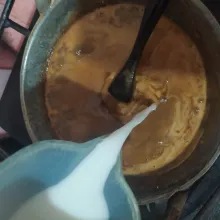 Masukkan tepung jagung yang sudah diencerkan dengan sedikit air. Aduk rata sampai mengental.