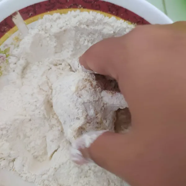 Masukkan kembali pada tepung bumbu, sambil agak ditekan dan dicubit. Lakukan proses melapisi tepung dan telur sebanyak 2-3 kali.