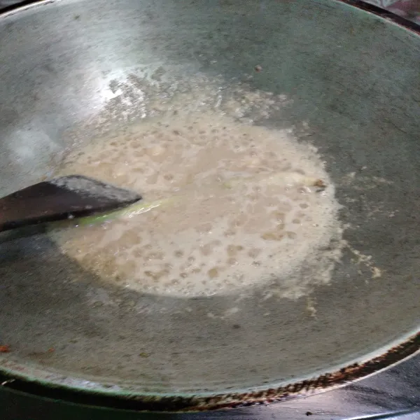 Panaskan minyak tumis bumbu halus sampai harum masukan setau dan jahe tambahkan air masak sampai mendidih