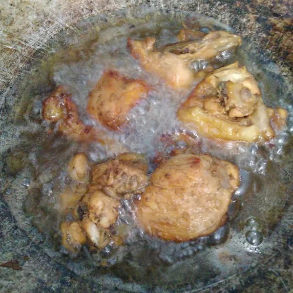 Tiriskan. Siapkan wajan, masukan minyak, tunggu hingga panas. Goreng ayam.