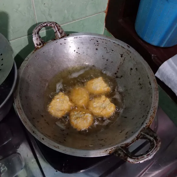 Bila mau dimakan, goreng dulu sampai matang/ keemasan.