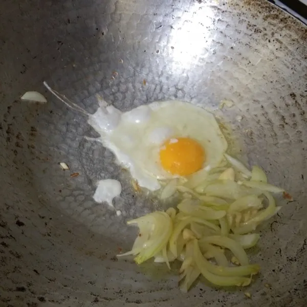 masukan telur, beri sedikit garam, orak arik telur sisihkan di pinggir wajan.