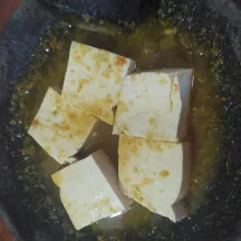 Celupkan tahu ke bumbu.