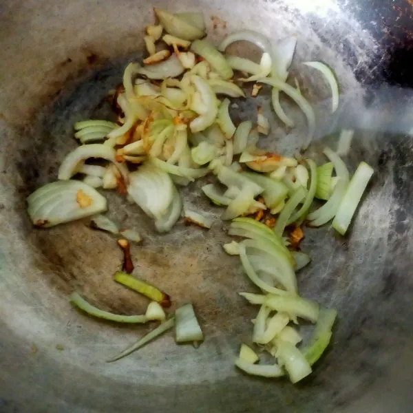 Tumis bawang putih dan bawang bombay hingga harum.