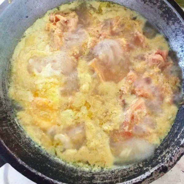 Masukkan mandai, masak sebentar, kemudian masukkan telur satu persatu, biarkan sebentar agar telur masak, jangan diaduk agar telur tidak hancur.