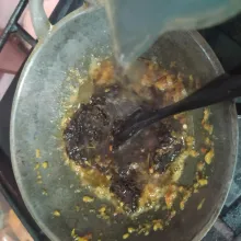 Masukkan petis dan air sedikit demi sedikit, aduk rata.