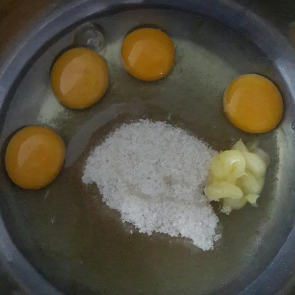 Campur telur, sp, dan gula pasir jadi satu.