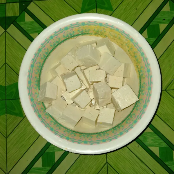 Iris kotak kecil tahu