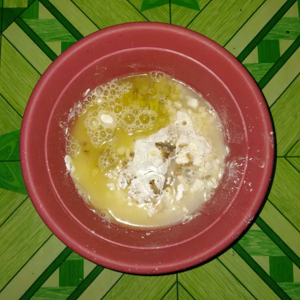 Masukan air dan bumbu halus, aduk rata