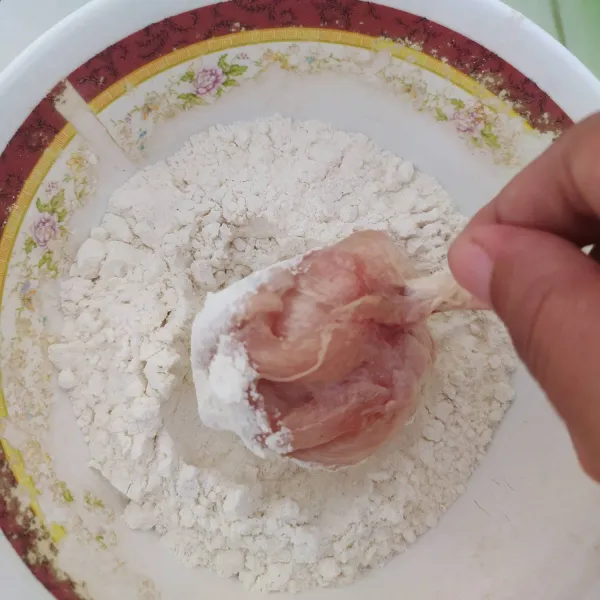 Setelah ayam dimarinasi, balur dengan tepung bumbu.
