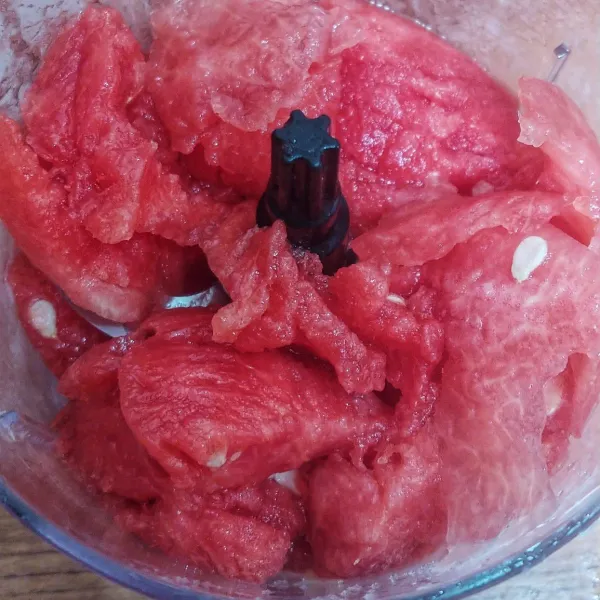 Lalu blender semangka yang 1/2 beku tanpa dikasih gula dan haluskan.