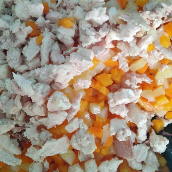 Masukkan ayam, wortel dan kentang yang telah direbus hingga empuk.