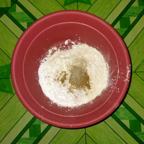 Campur tepung beras, tepung tapioka, terigu beri merica bubuk dan penyedap rasa