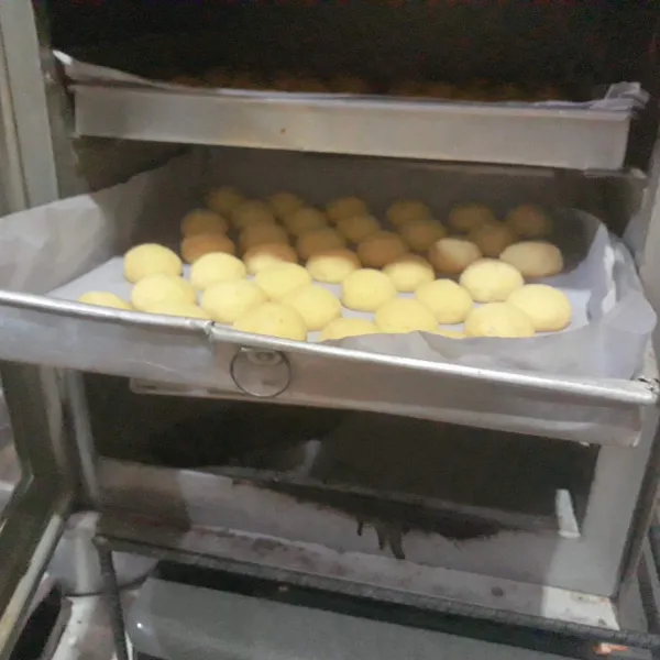 Oven dengan api sedang hingga matang, 25 menit rak bawah & 8 menit rak atas