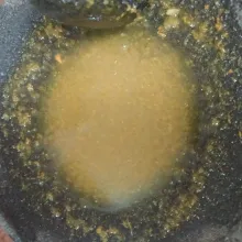 Haluskan bawang putih, ketumbar, garam dan kaldu bubuk. Beri sedikit air.