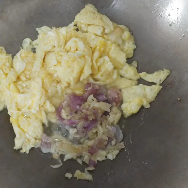 Kemudian telurnya di pinggirkan,kemudian masukan bumbu halus aduk sebentar sampai bumbu sedikit setengah matang lalu campur bersama telur.