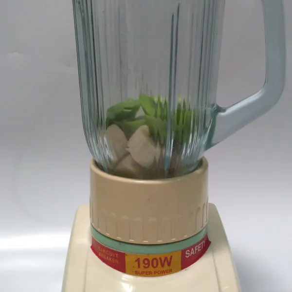 Masukkan buah pisang & kiwi.