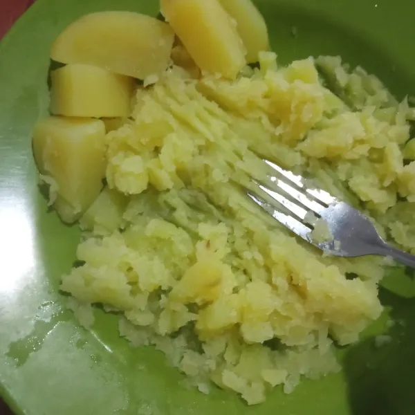 Lumat kentang dengan garpu hingga halus