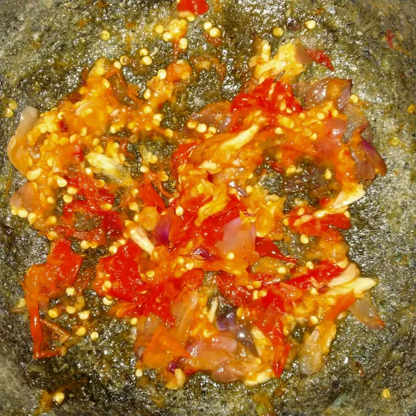 Haluskan bumbu halus.