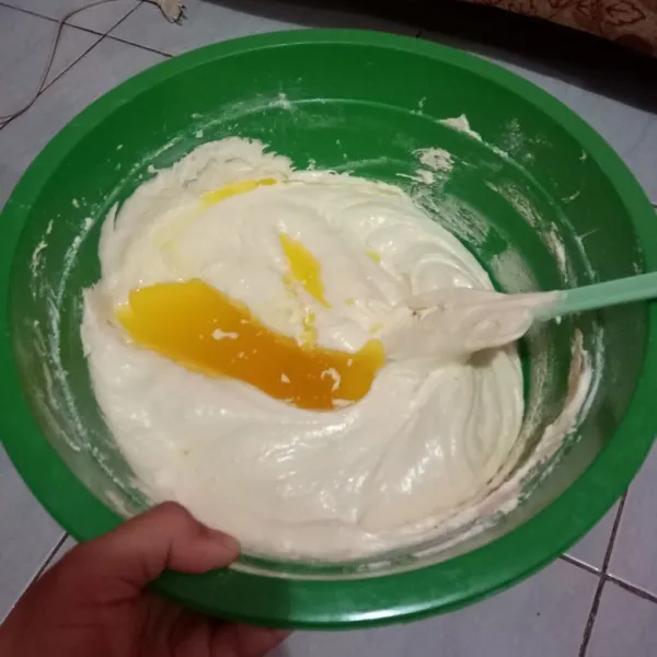 Masukkan mentega yang sudah dicairkan.