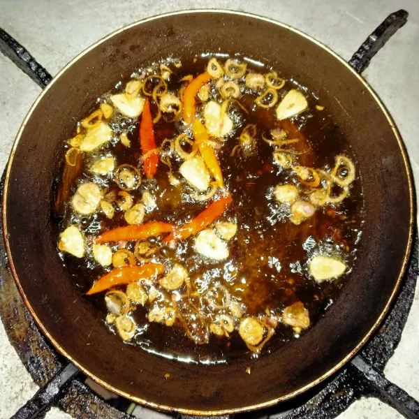 Goreng bawang merah iris, bawang putih iris dan cabe lalu haluskan beri penyedap rasa dan kecap untuk sambal