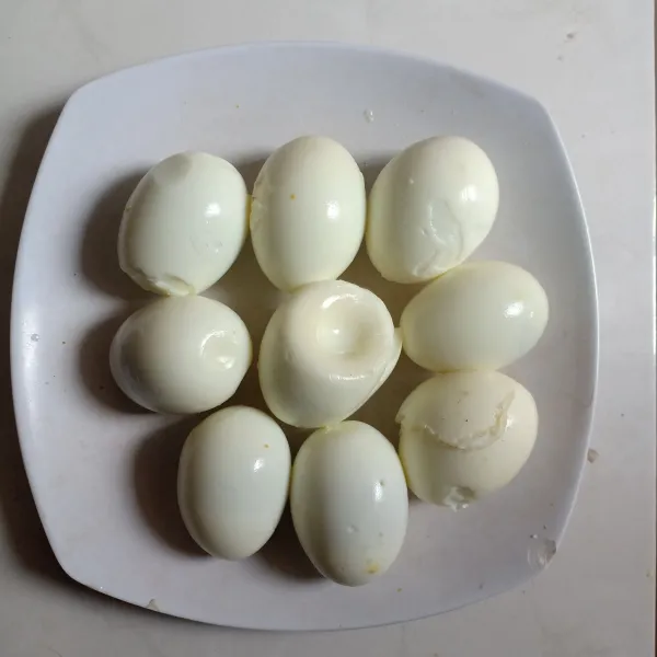 Rebus telur lalu kupas kulit telurnya