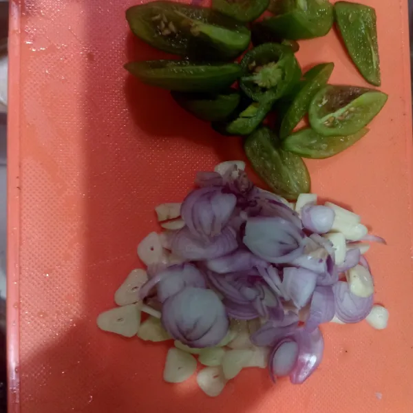Iris tipis-tipis bawang merah dan bawang putih, begitu juga cabe gendot hijau