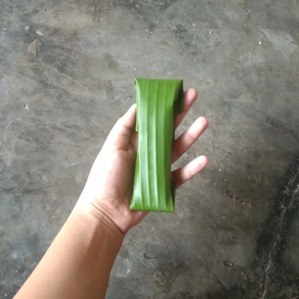 Bungkus lipatan daun pisang.