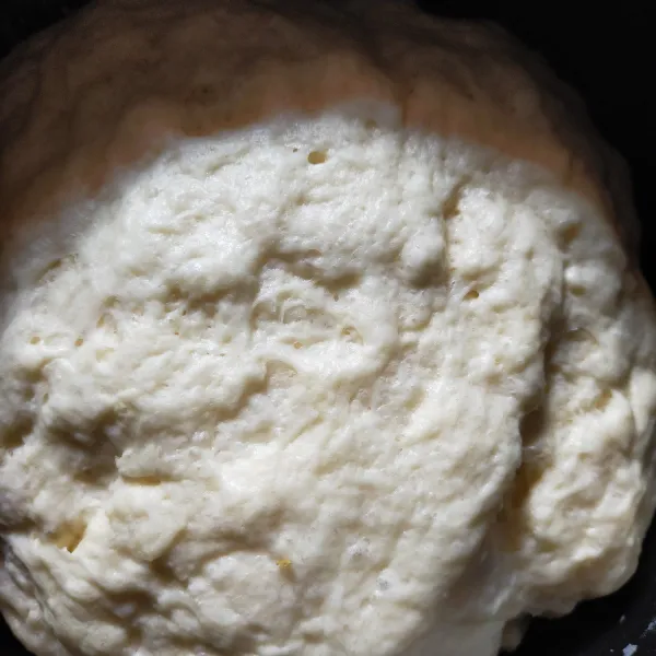 Tuang susu cair hangat ke dalam wadah (jangan kepanasan ragi bisa rusak). Masukkan ragi, tunggu 5 menit sampai muncul gelembung. Masukkan minyak, gula, garam ke dalam campuran susu ragi, aduk rata. Masukkan terigu, uleni hingga adonan Kalis. Kemudian, tutup dengan plastik. Diamkan 30 menit atau sampai mengembang 2x lipat.