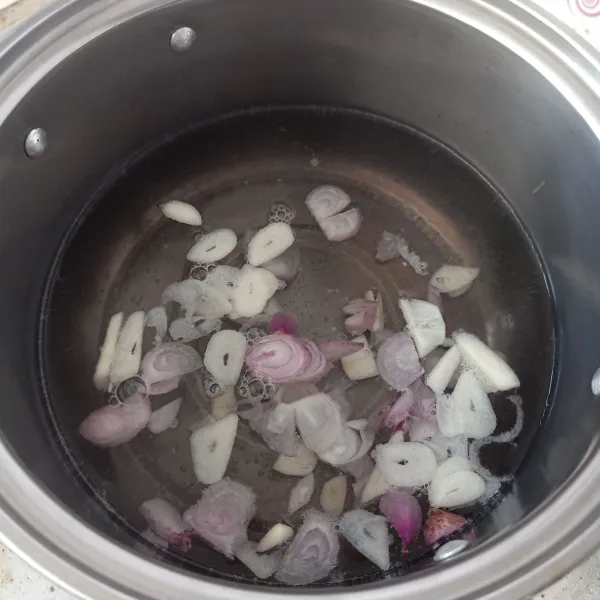 Masak air dan bumbu iris dalam panci sampai mendidih.