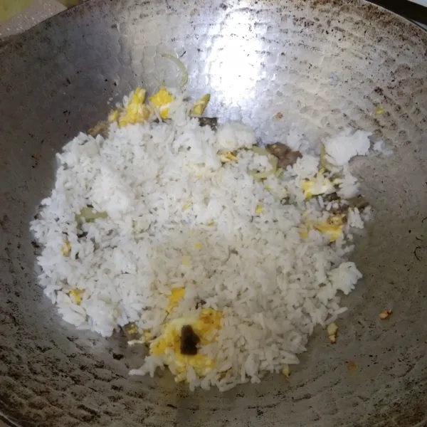 masukan nasi putih, aduk hingga rata.