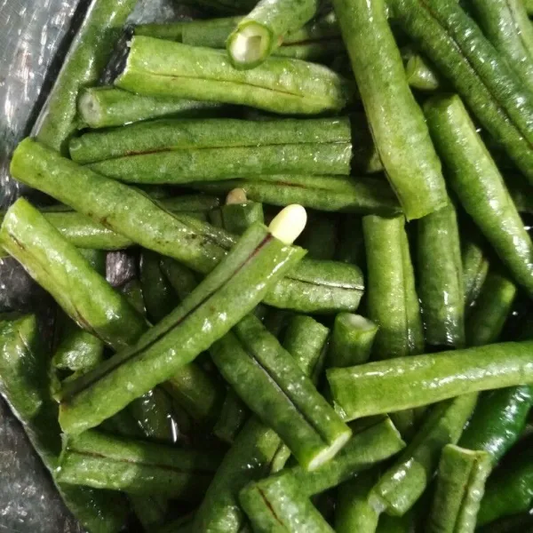 Potong-potong kacang panjang kemudian cuci bersih