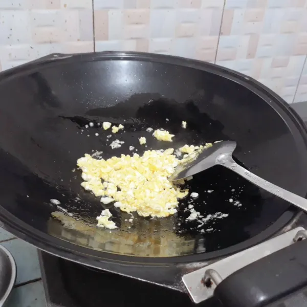 Goreng telur dengan minyak, orak - arik.