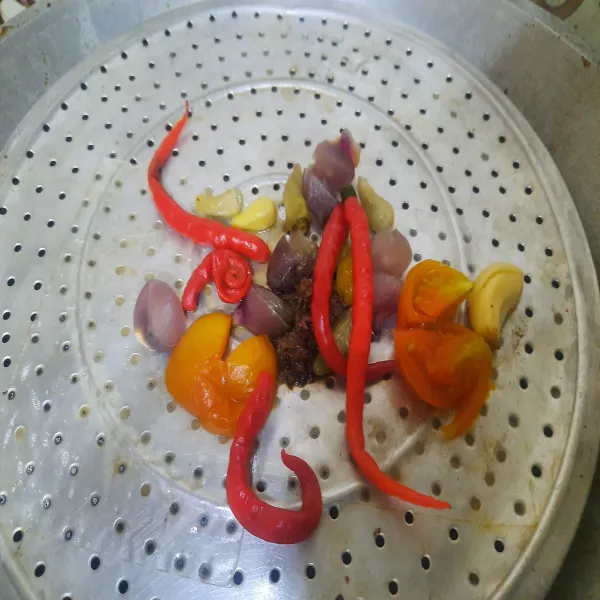 Kukus cabai, tomat, bawang merah, bawang putih, dan terasi sampai matang